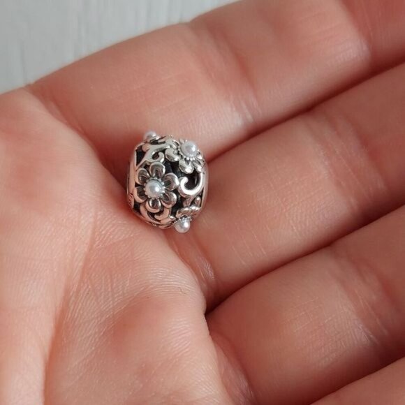 925 Sterling Silver Vintage Pearl Flowers Charm - Picture 2 of 5
